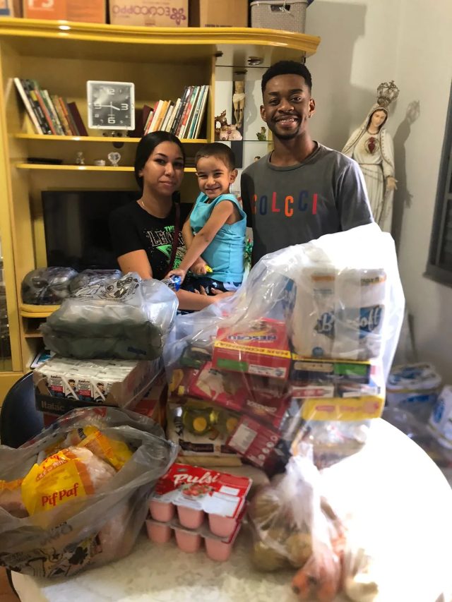Entrega de cestas e brinquedos a uma família