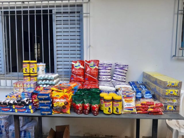 Alimentos arrecadados para as famílias