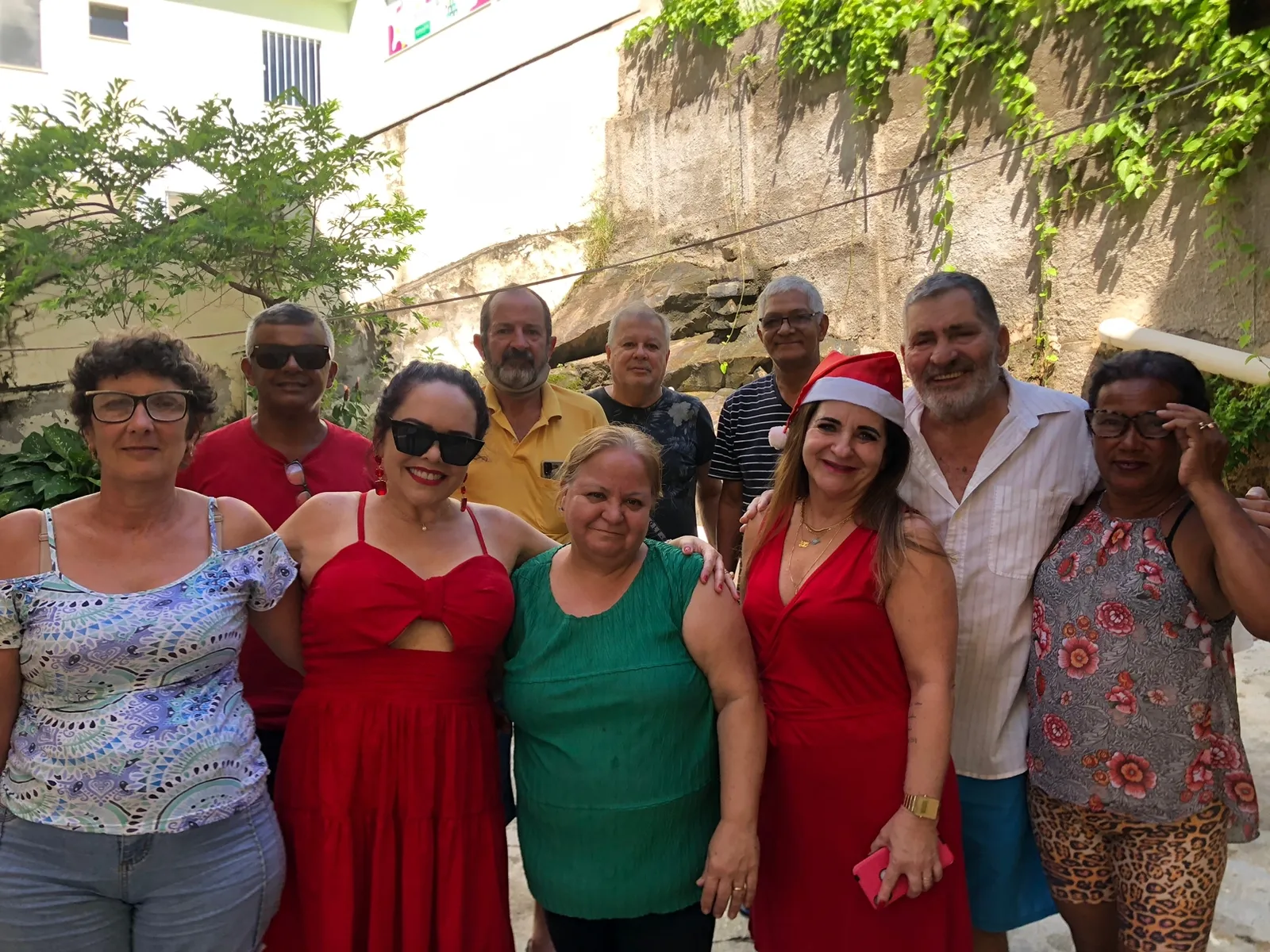 Voluntários e assistidos reunidos no Natal